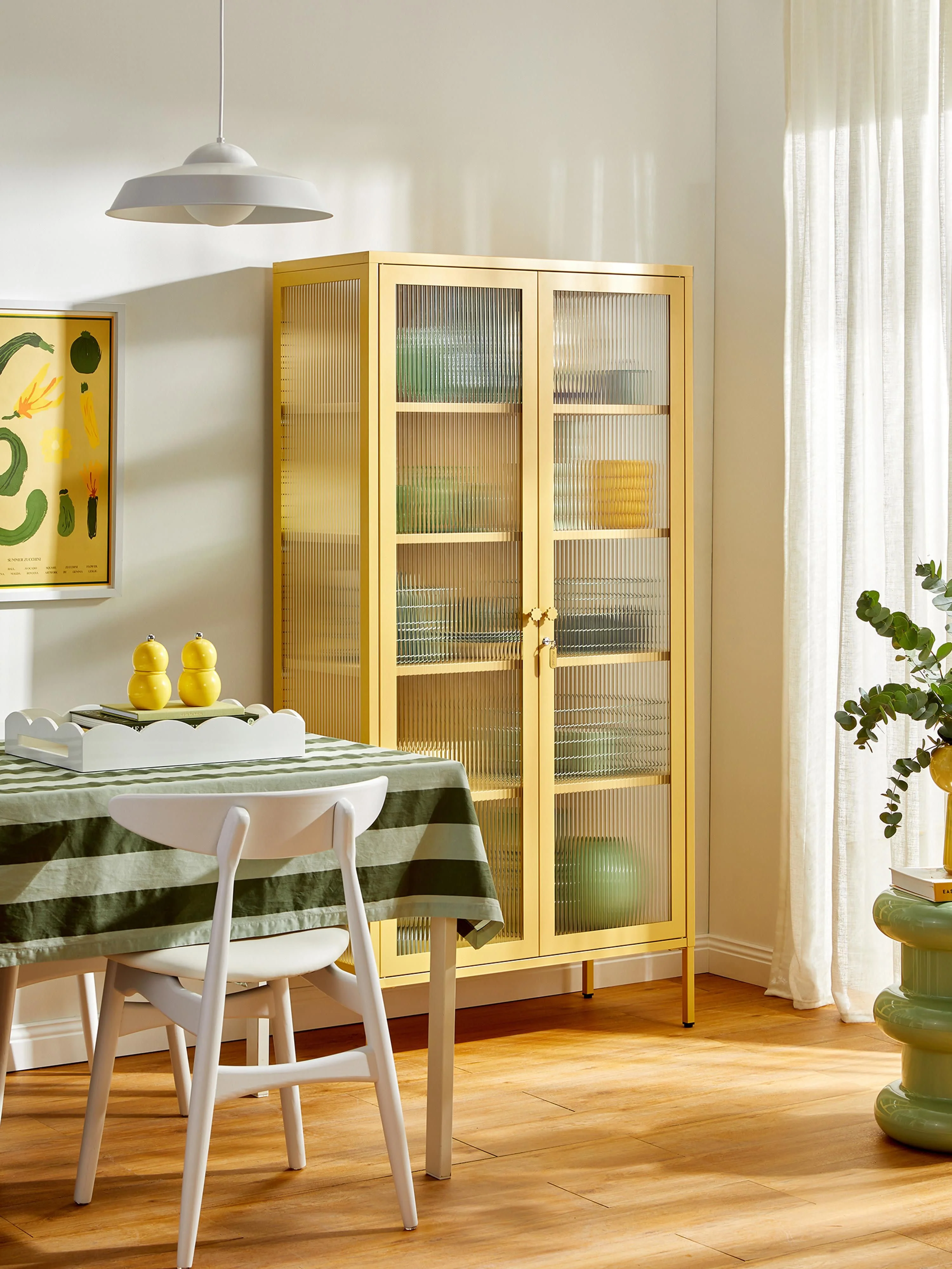 Metalen vitrinekast The Collector met geribbeld glas