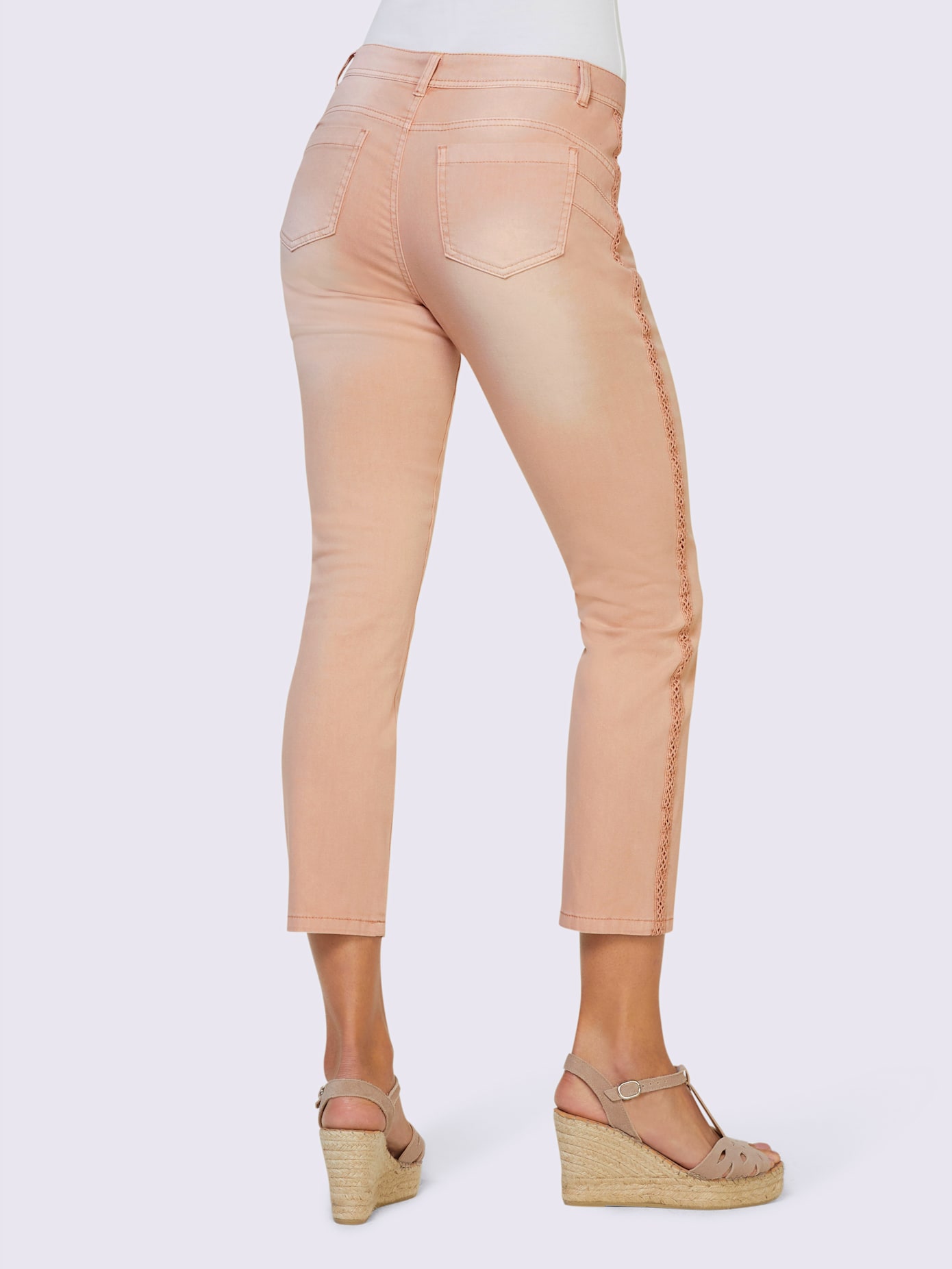 Jean dentelle le long de la couture latérale