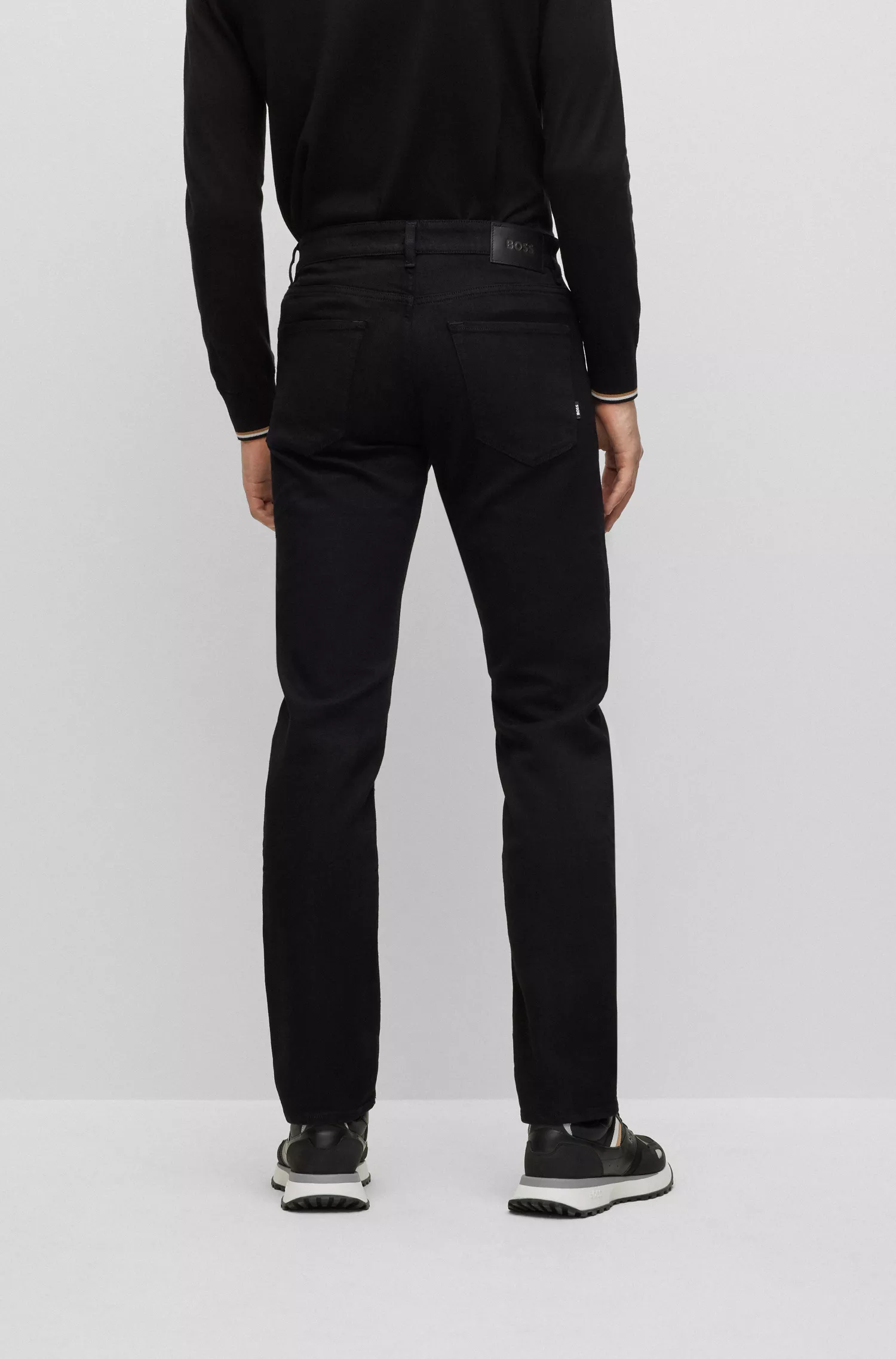 Calça jeans BOSS preta, corte regular, em denim italiano preto.