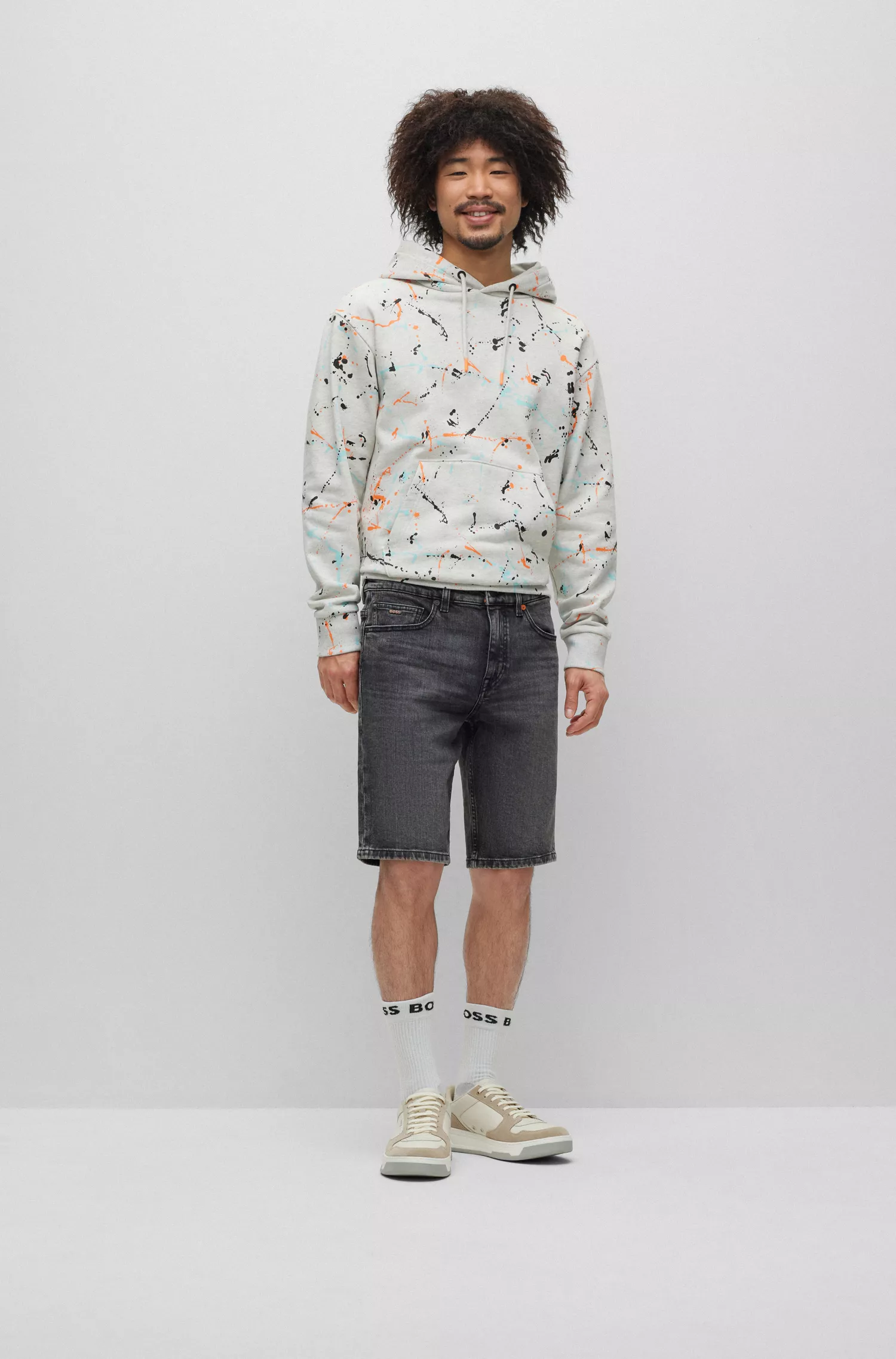 Shorts BOSS laranja, corte slim, em denim preto com elasticidade confortável.