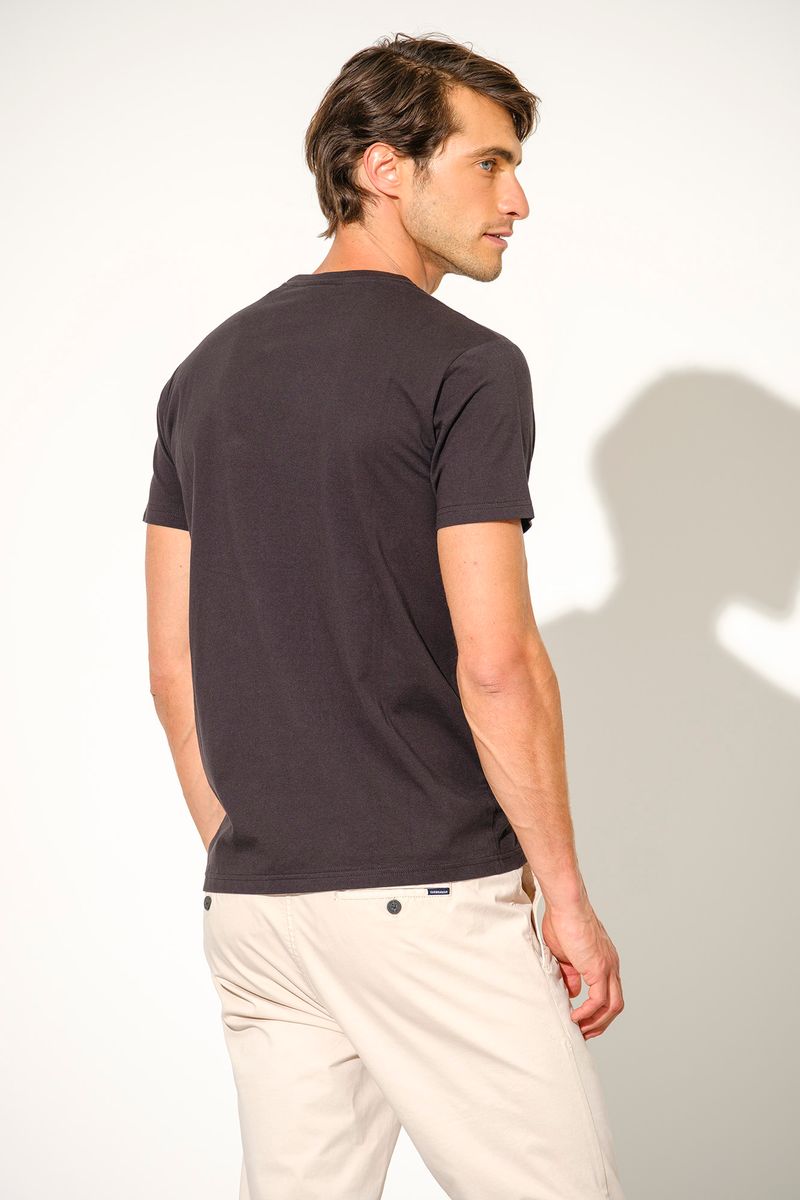 T-SHIRT COM BADGE