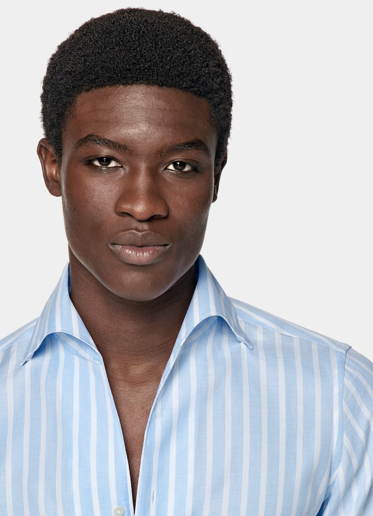 Chemise coupe très ajustée avec col d'une seule pièce bleu à rayures
