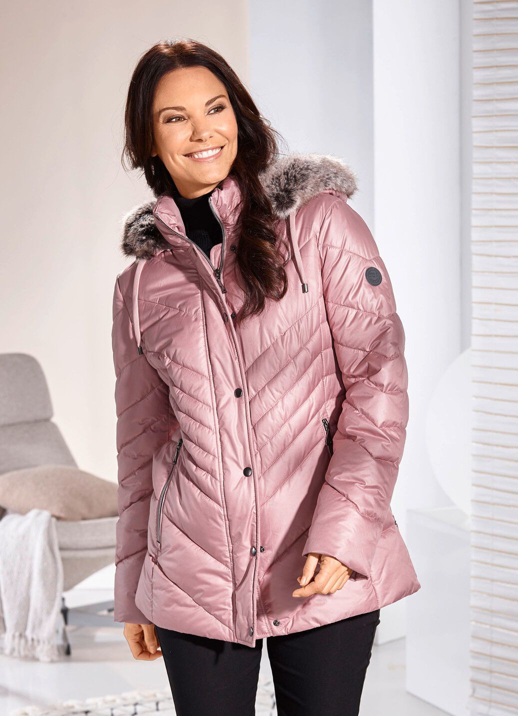 Jacke mit Reißverschluss an den Seitenschlitzen