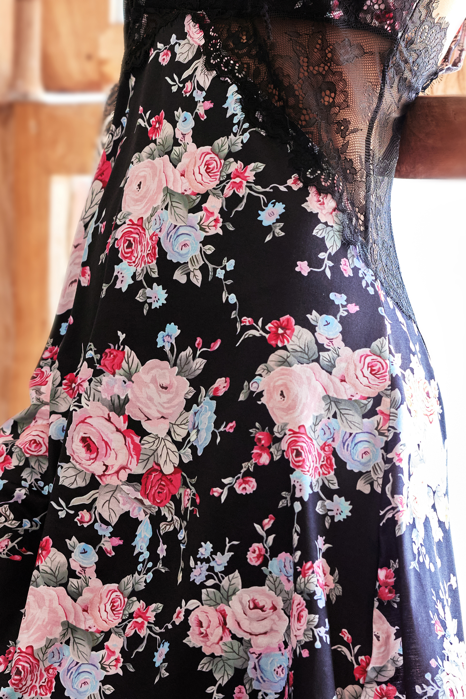 Nuisette noire en dentelle à fleurs