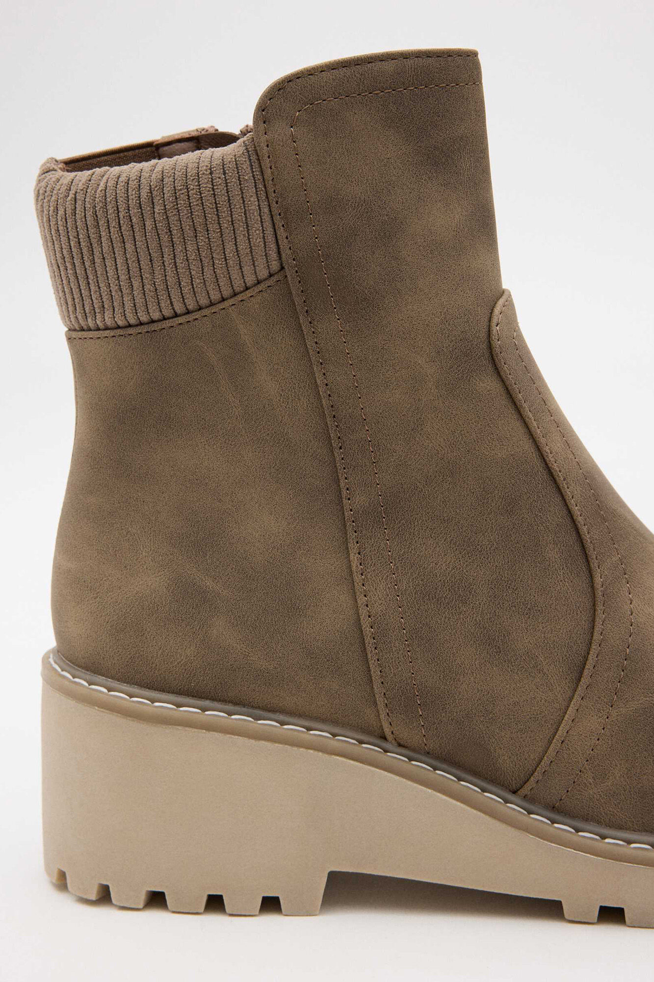 Bota de montanhismo com gola de veludo cotelê