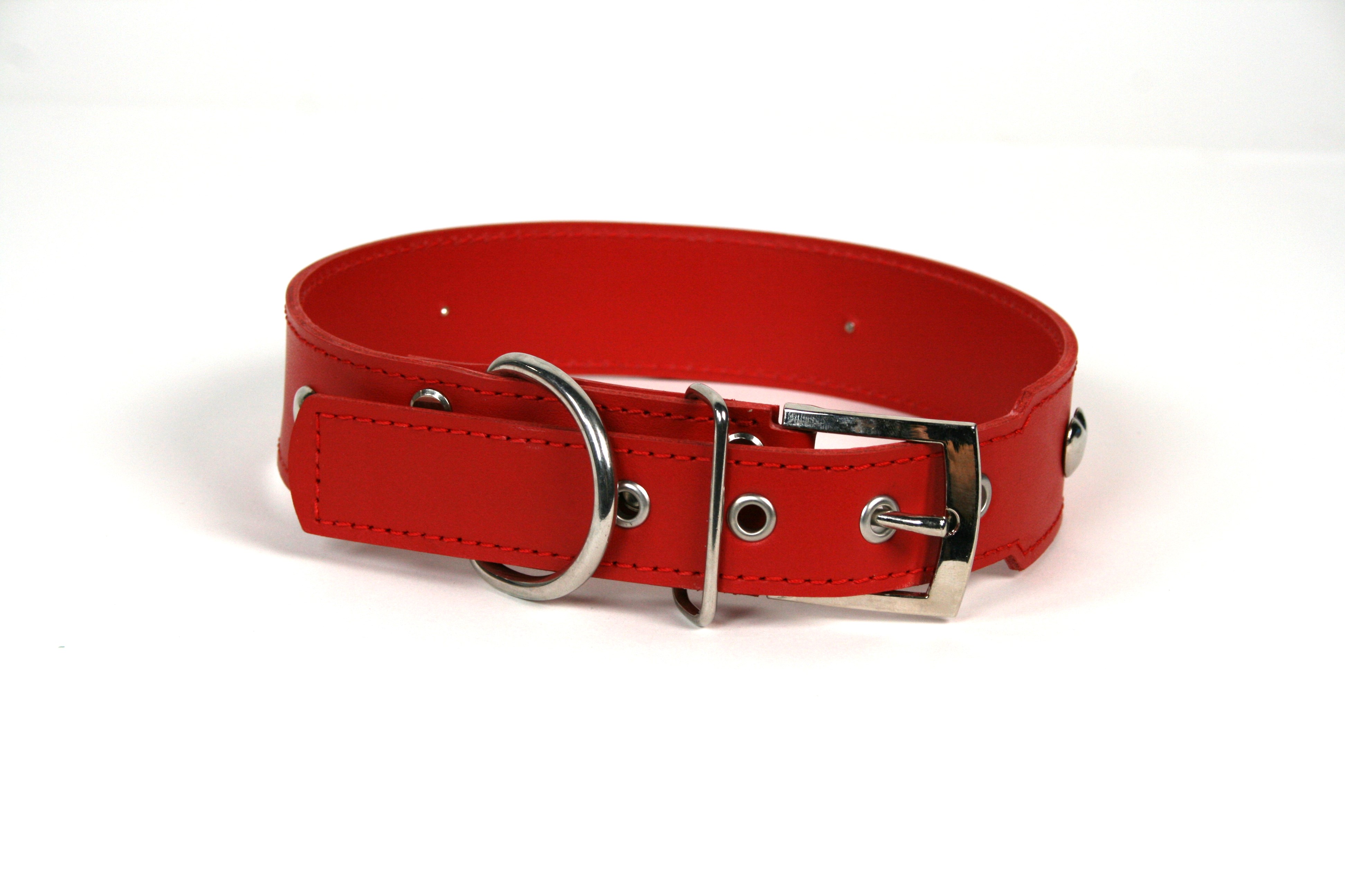 COLAR DE COURO VERMELHO COM CORAÇÃO