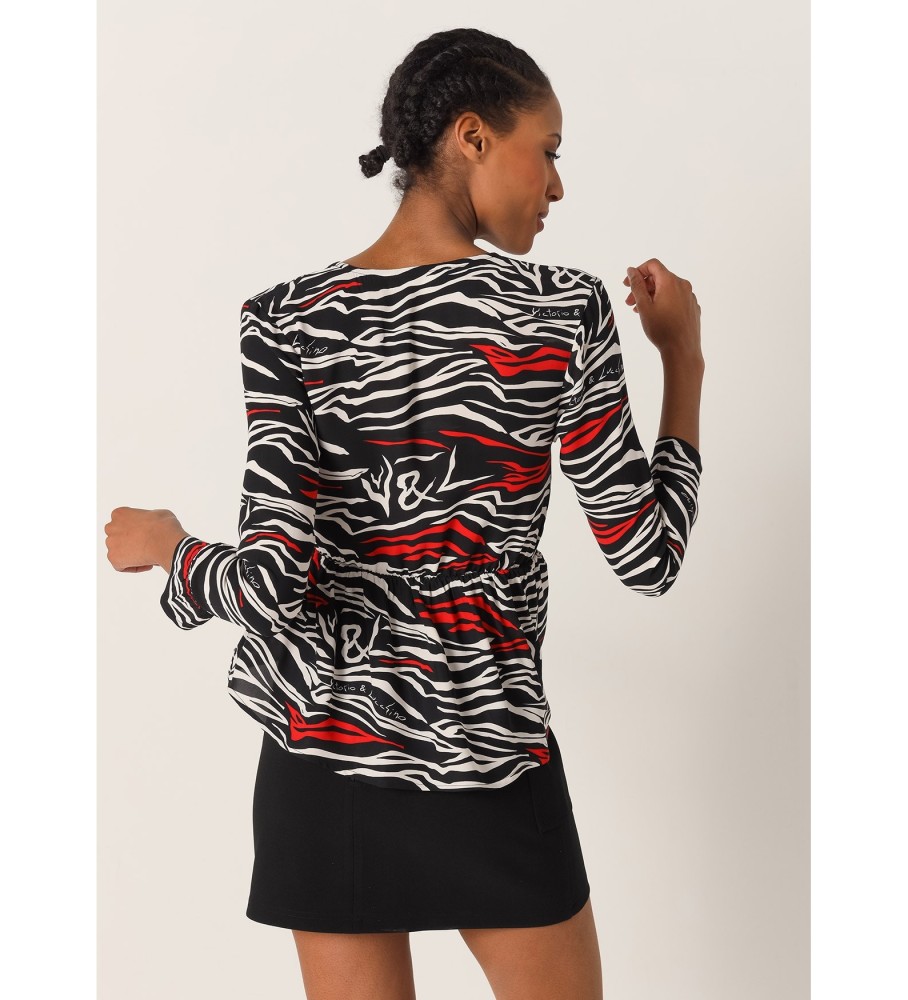 Blusa fluida Victorio & Lucchino, modelo V&L, com estampa animal multicolorida.