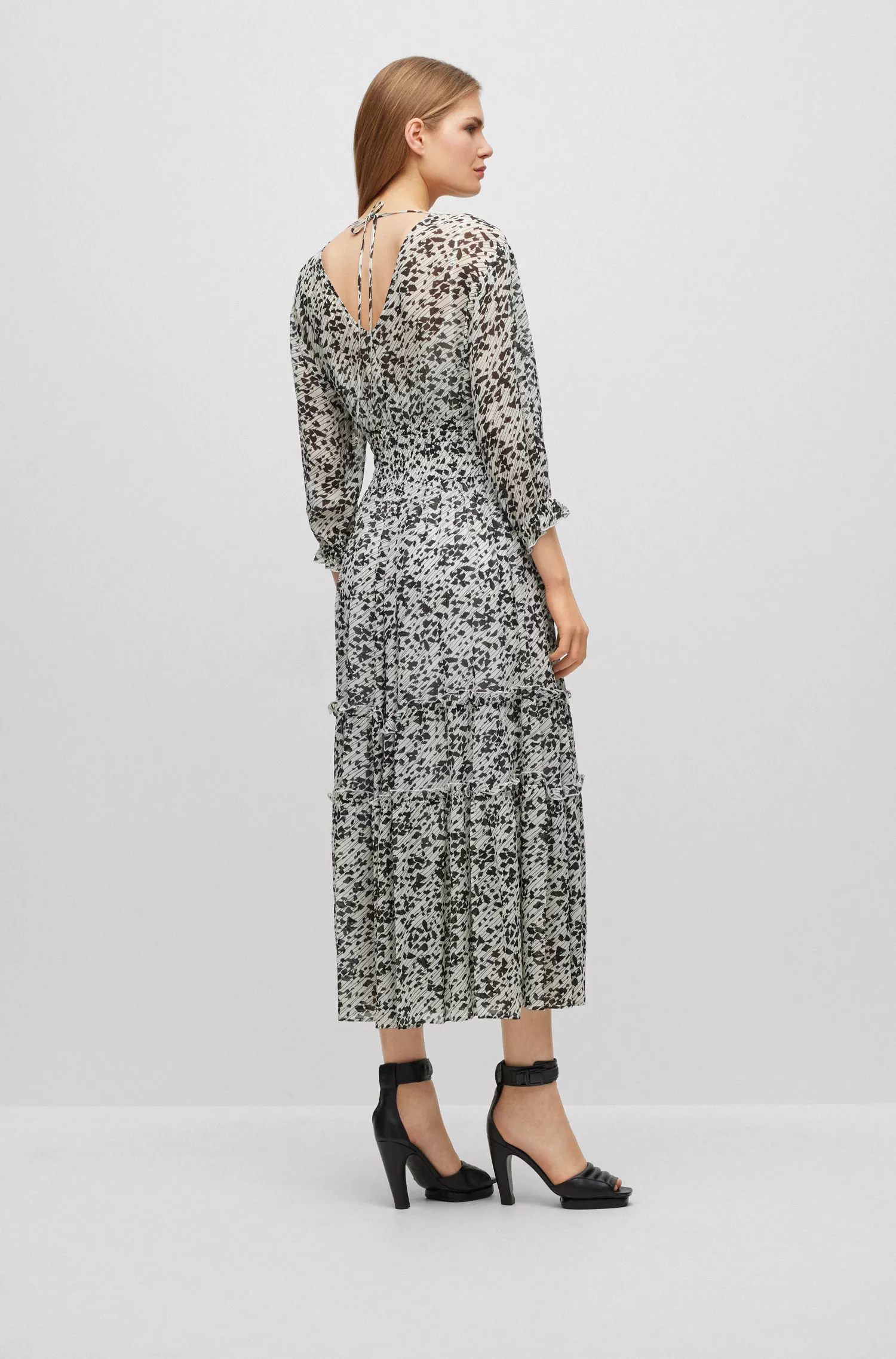 Vestido maxi preto BOSS com estampa da estação e decote em V.