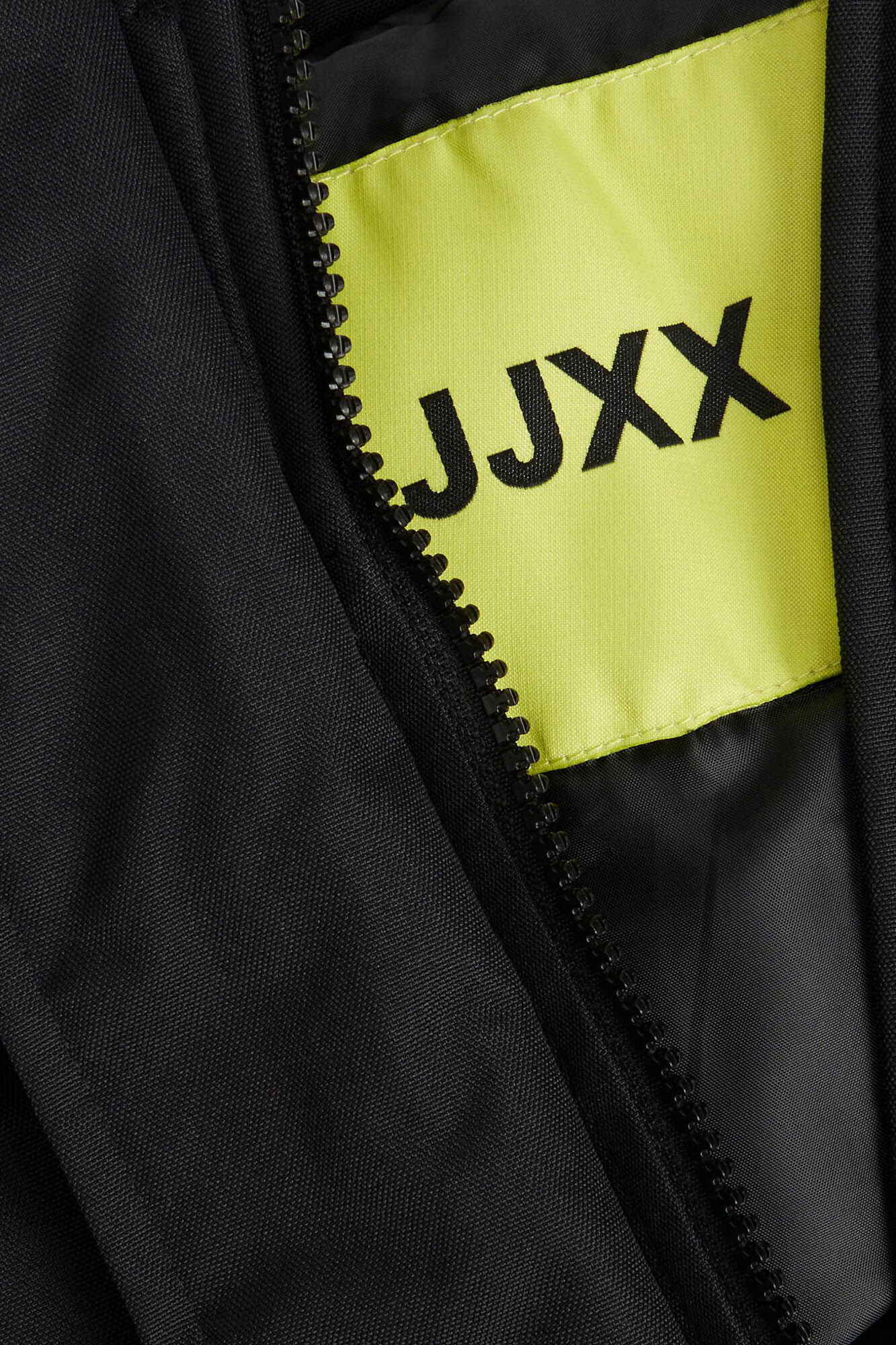 Parka feminina com capuz e cintura ajustável.