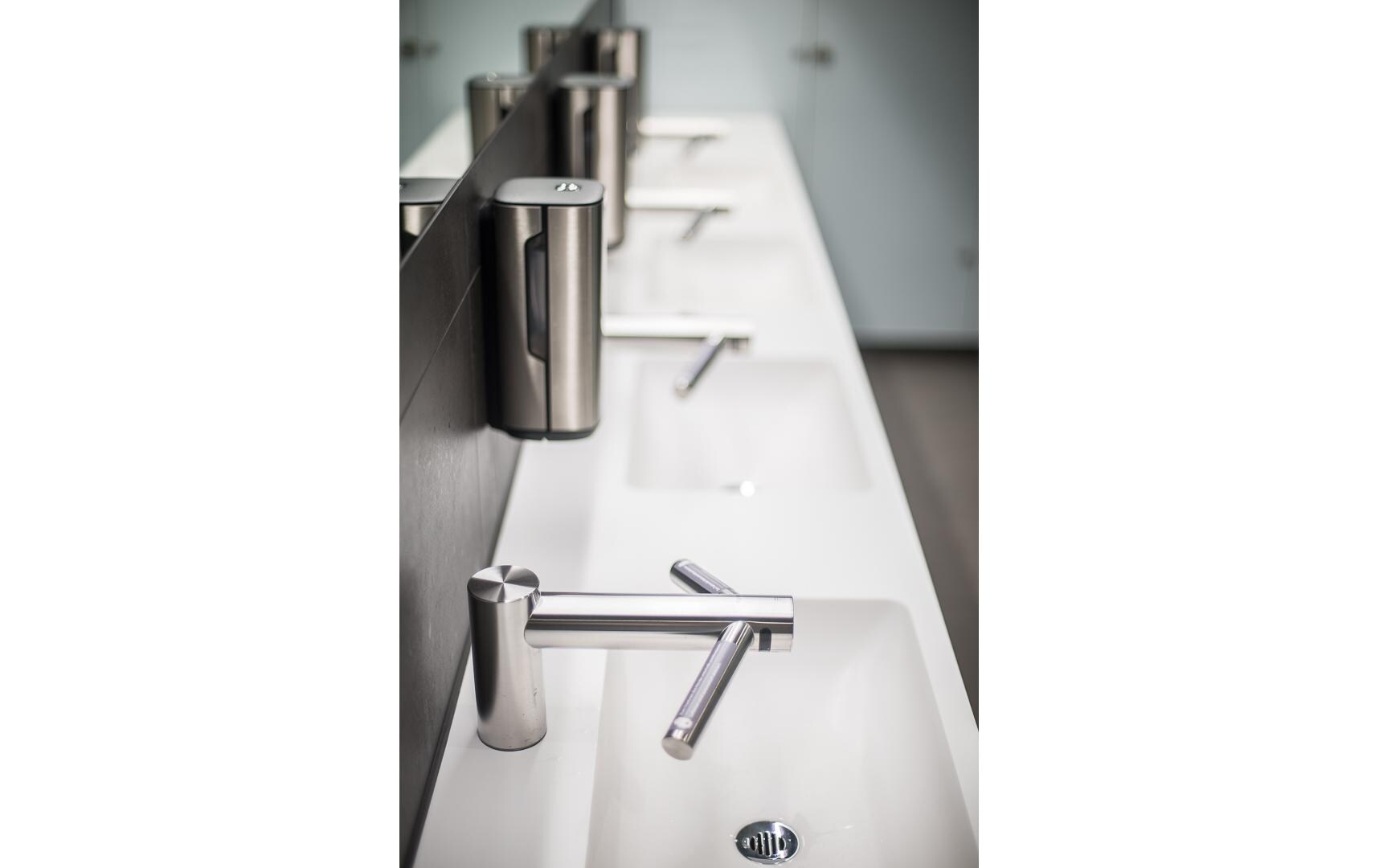 Händetrockner Airblade Wash + Dry WD04 mit niedriger Armatur<br>Wasserhahn mit integriertem Trockner für die Hände