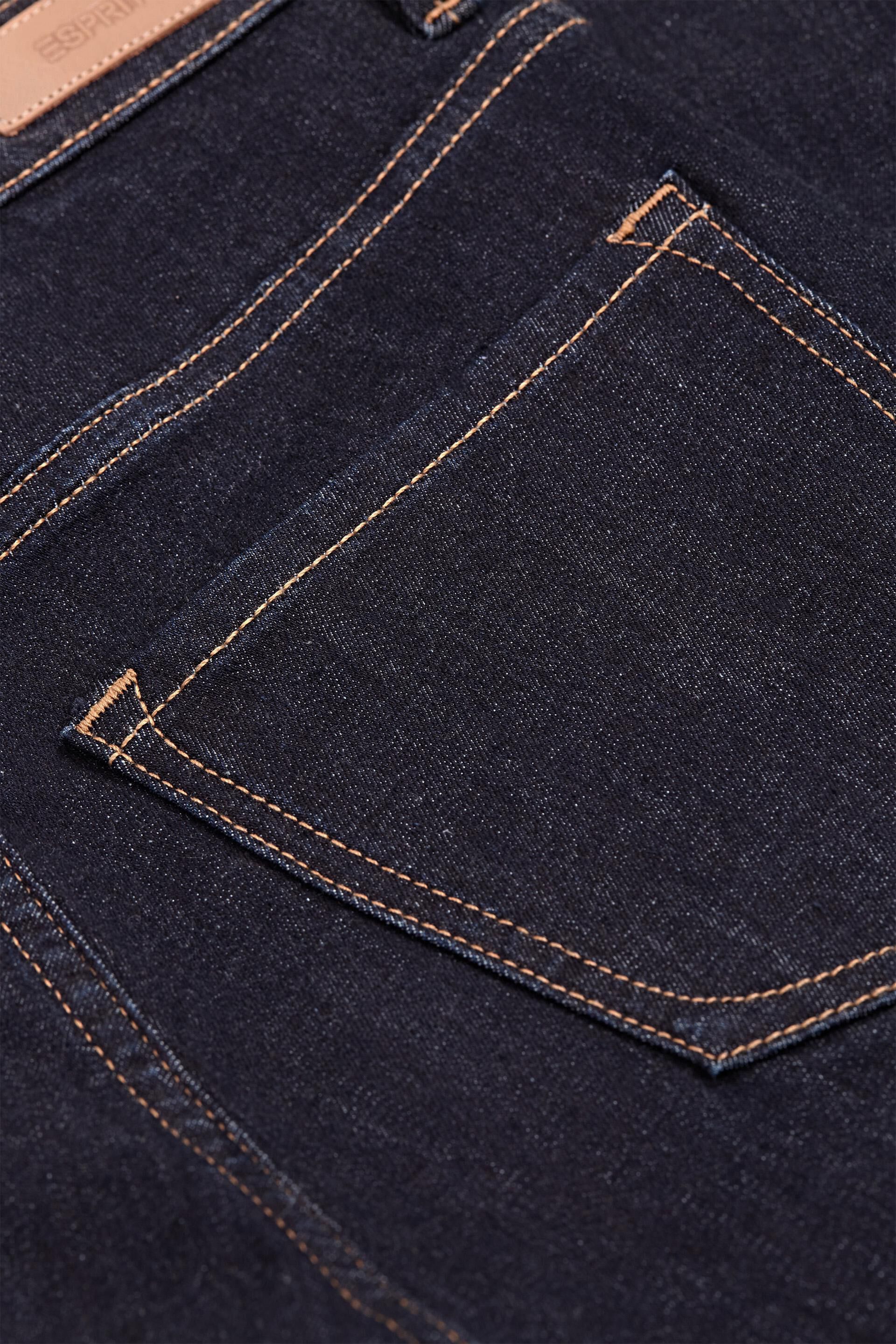 En matière recyclée : le jean sculptant à teneur en coton bio