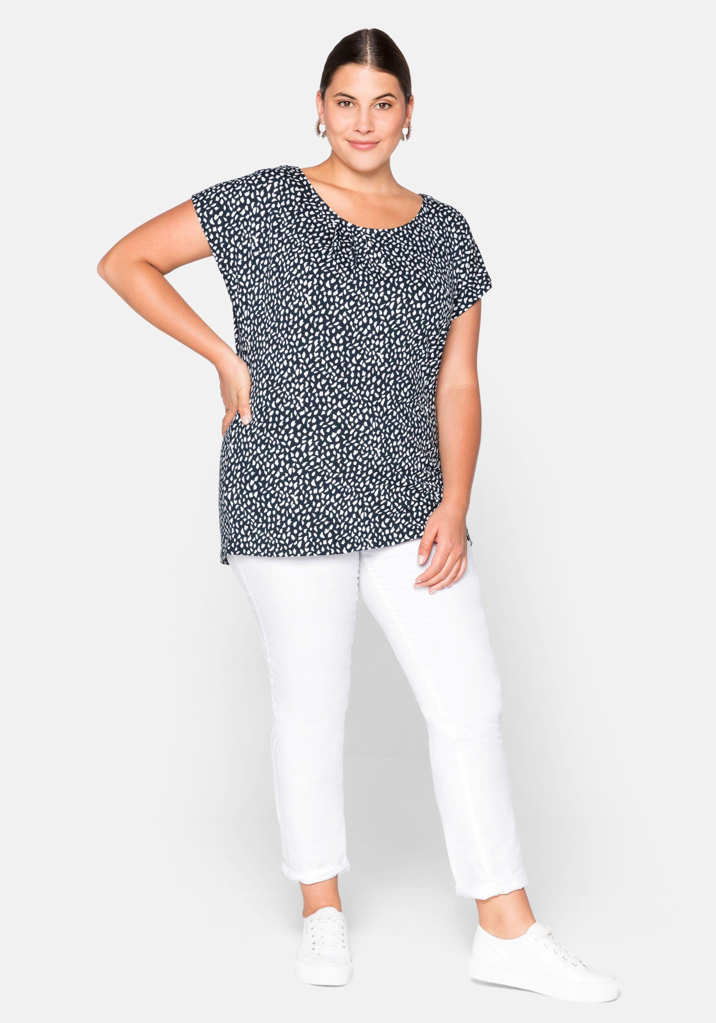 Kurzarmshirt mit Alloverdruck und seitlichen Falten