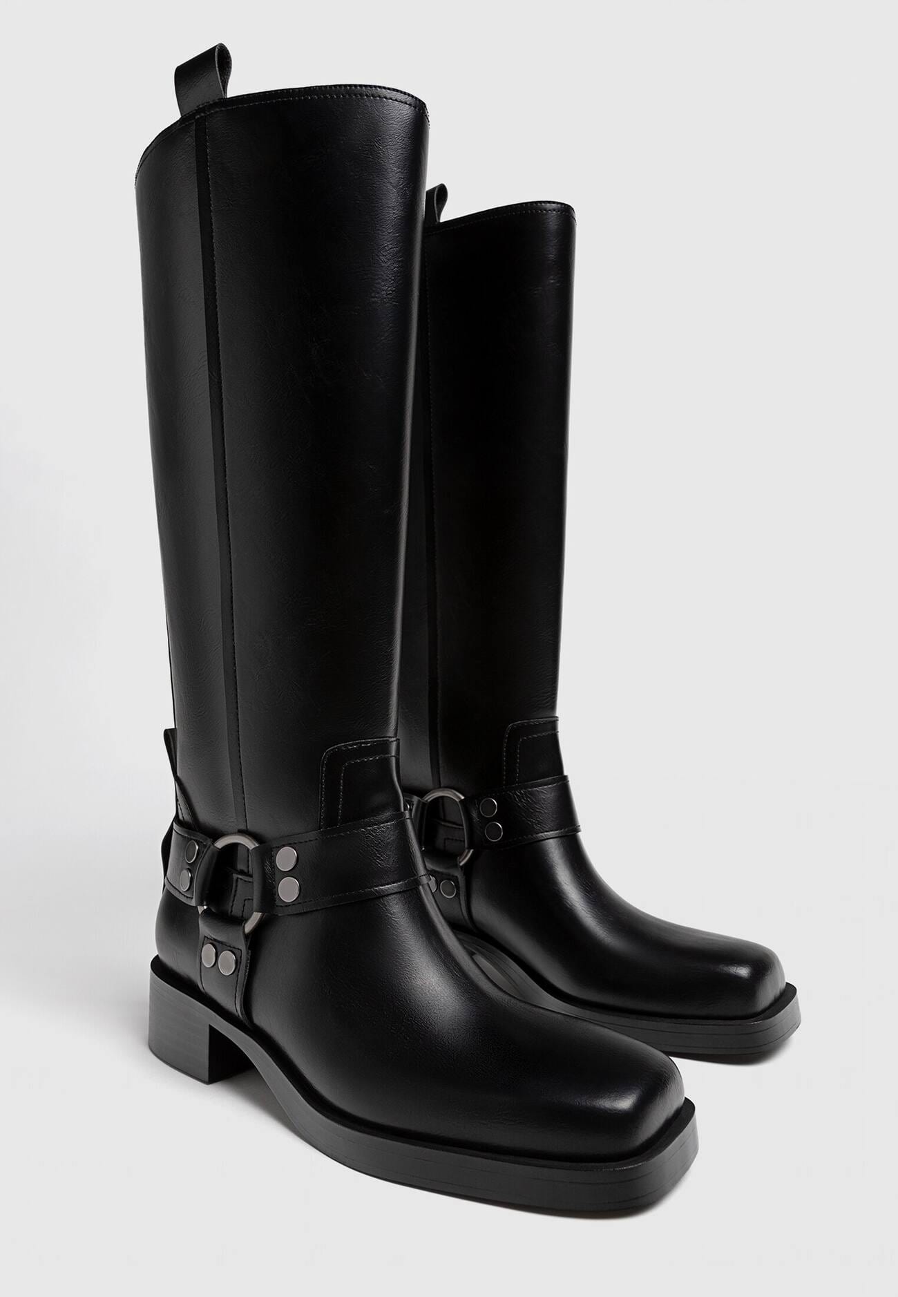 Botas pretas sem salto