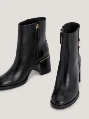 Botas de salto médio em couro com detalhes em metal