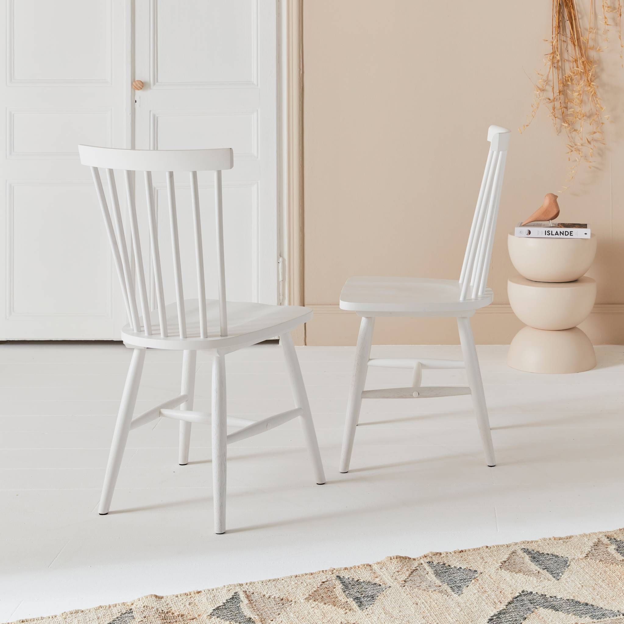 Lot de 2 chaises blanches à barreaux en bois d'hévéa. Romie. L 50.8 x p 44.2 x h 90cm.