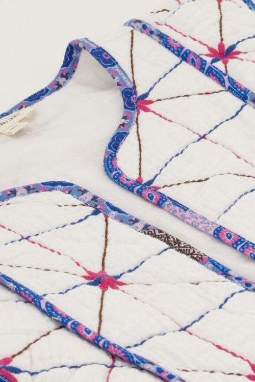 Wit gilet met blauw en roze embroidery