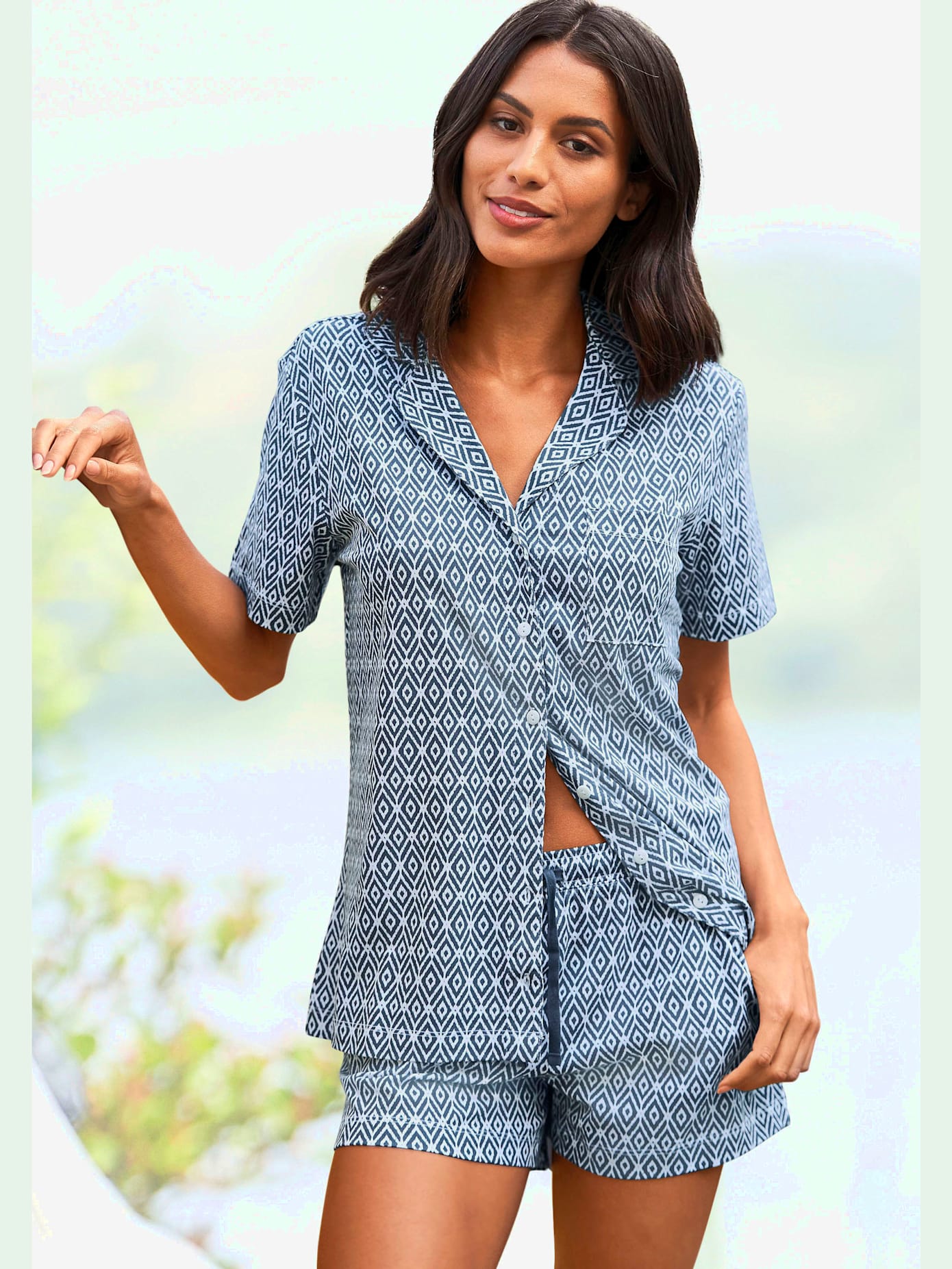 Pyjama court imprimé à la coupe classique