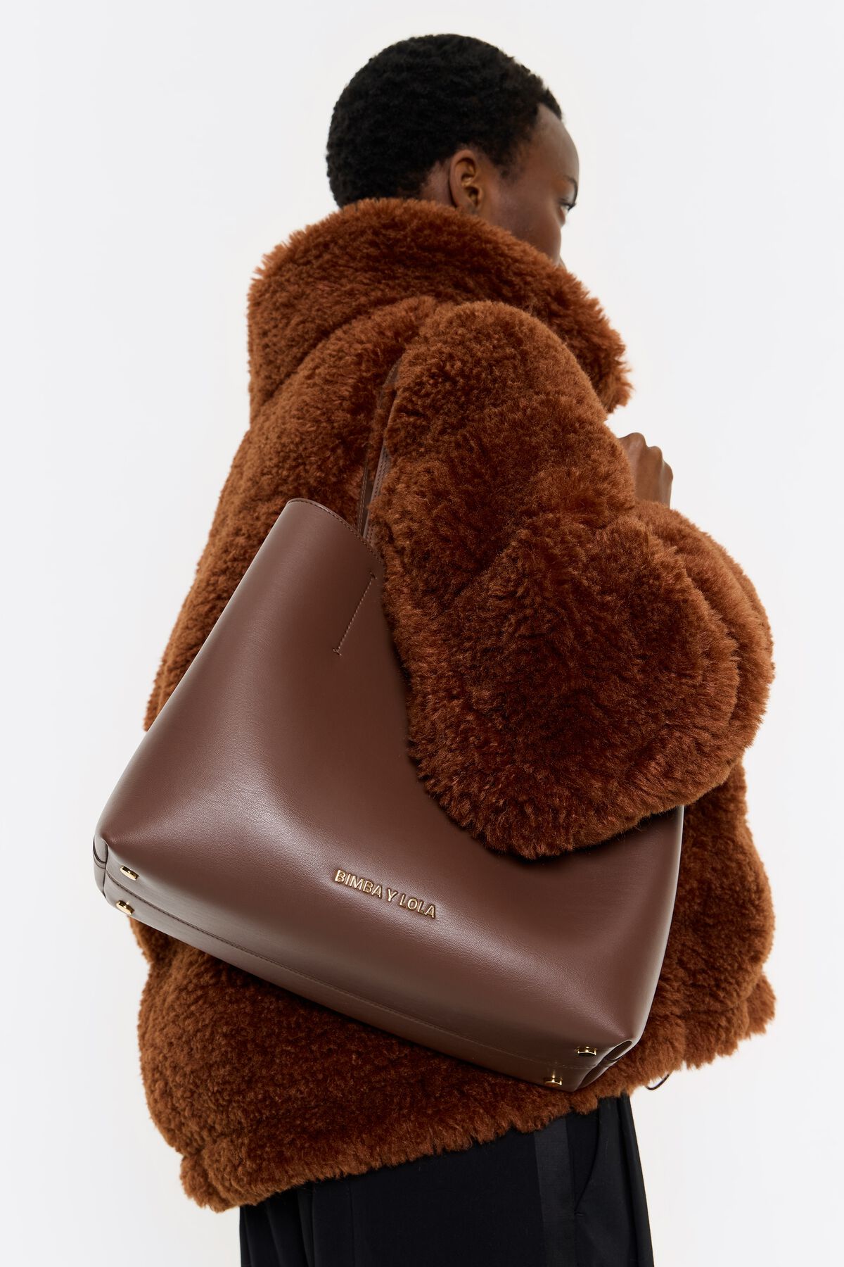 Bolsa grande estilo Chihuahua em couro cor mocha.