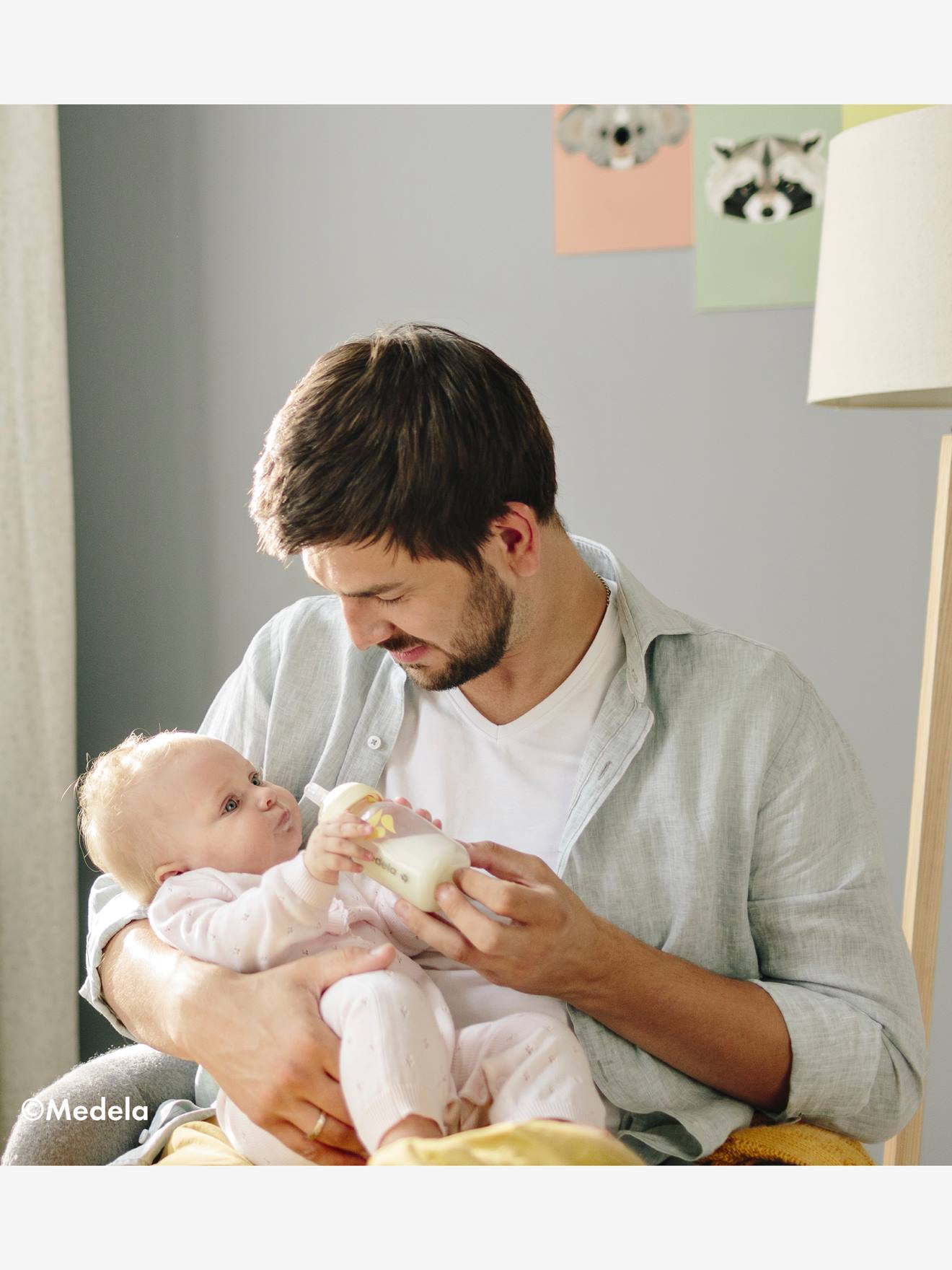 Mamadeira de 250ml com bico de alimentação incolor Calma® Medela.