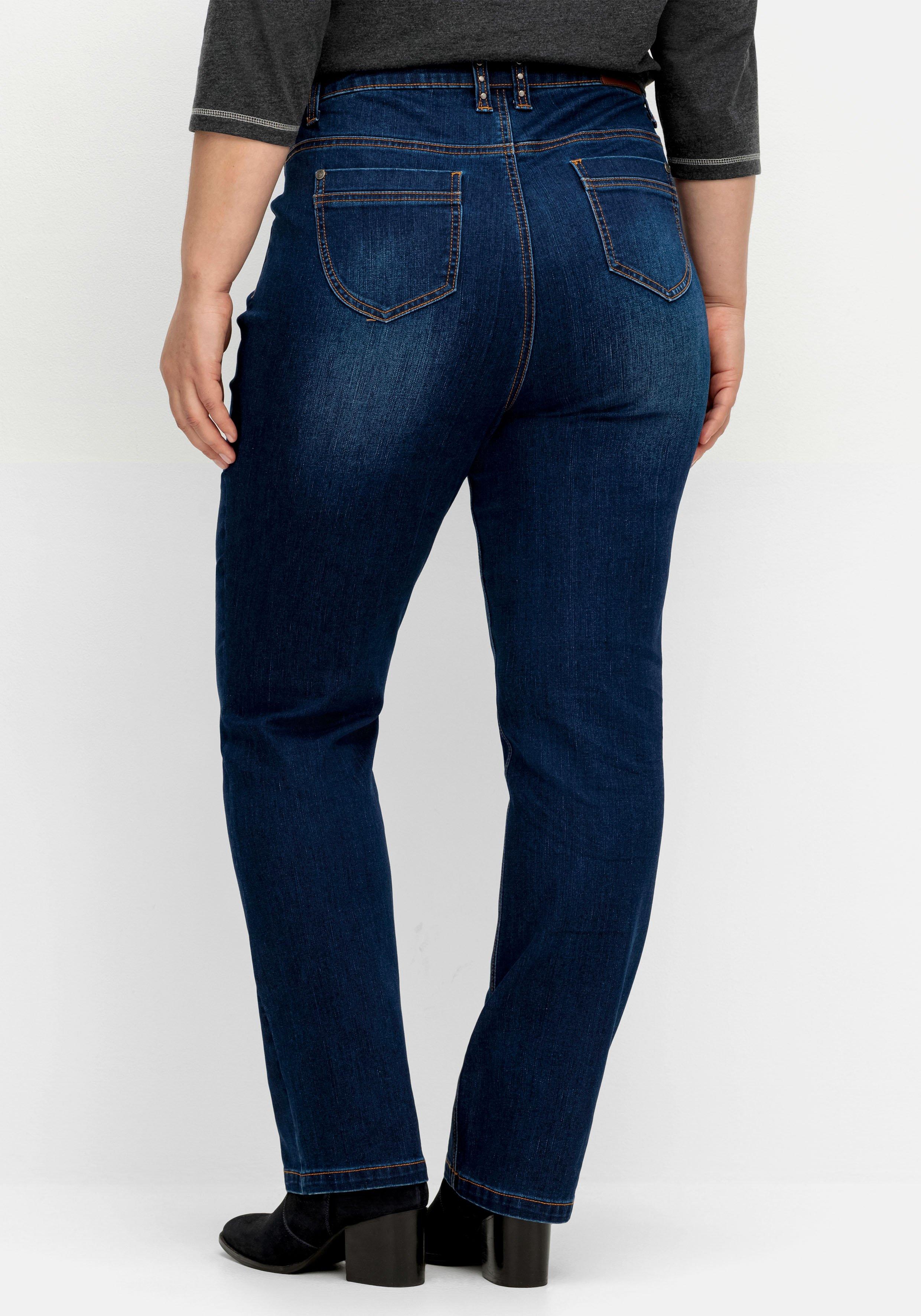Gerade Jeans mit Nieten an Bund und Taschen