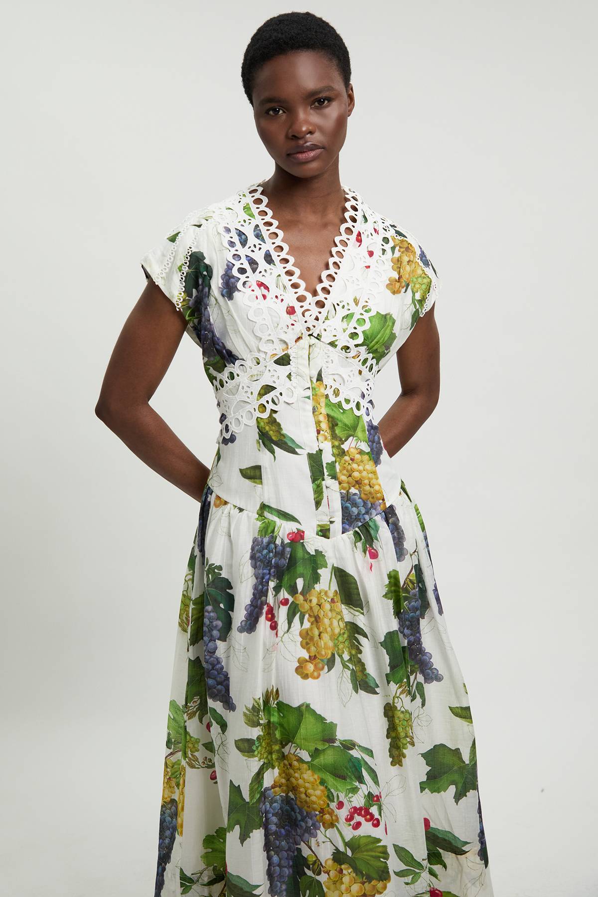 KarenMillen Robe Longue Évasée Tissée À Manches Courtes Avec Détail De Galon Et Imprimé De Fruits