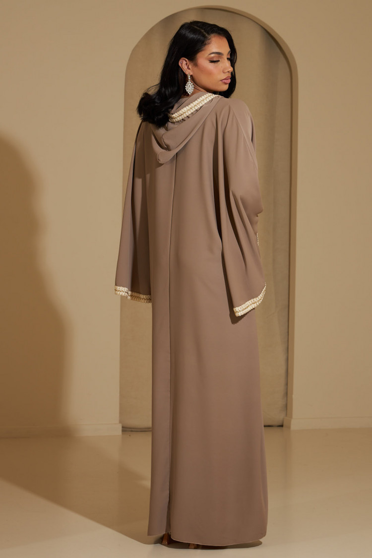 Abaya taupe à capuche avec détails dorés