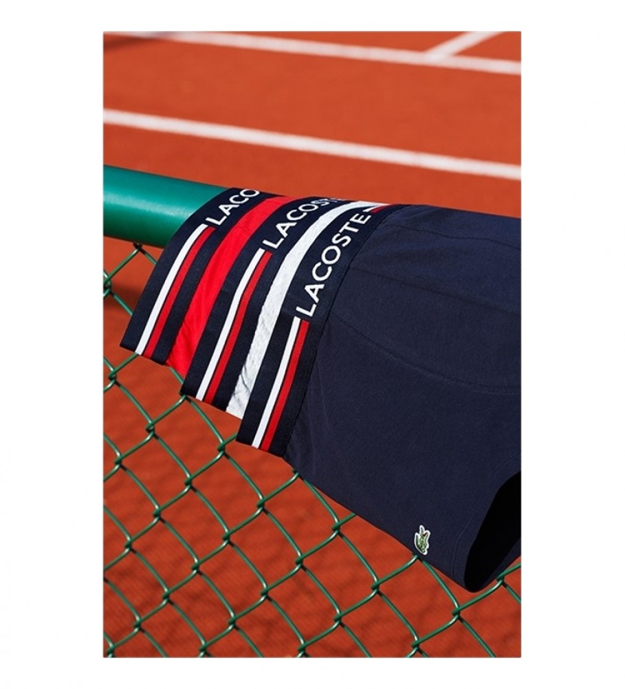 Conjunto de 3 cuecas boxer Lacoste nas cores vermelho, azul-marinho e cinza.