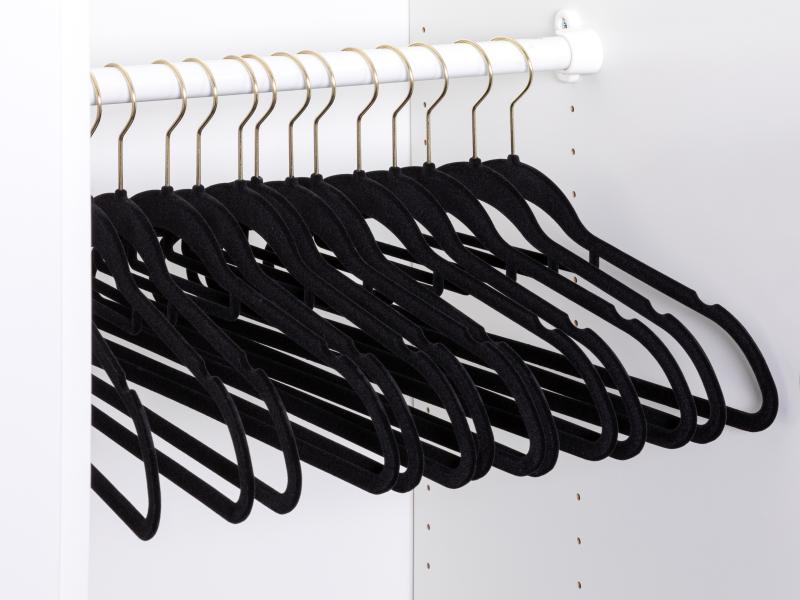 COCON Kleiderbügel 30 Stück, Schwarz Kleiderbügel mit einem feinen Bezug aus Velvet