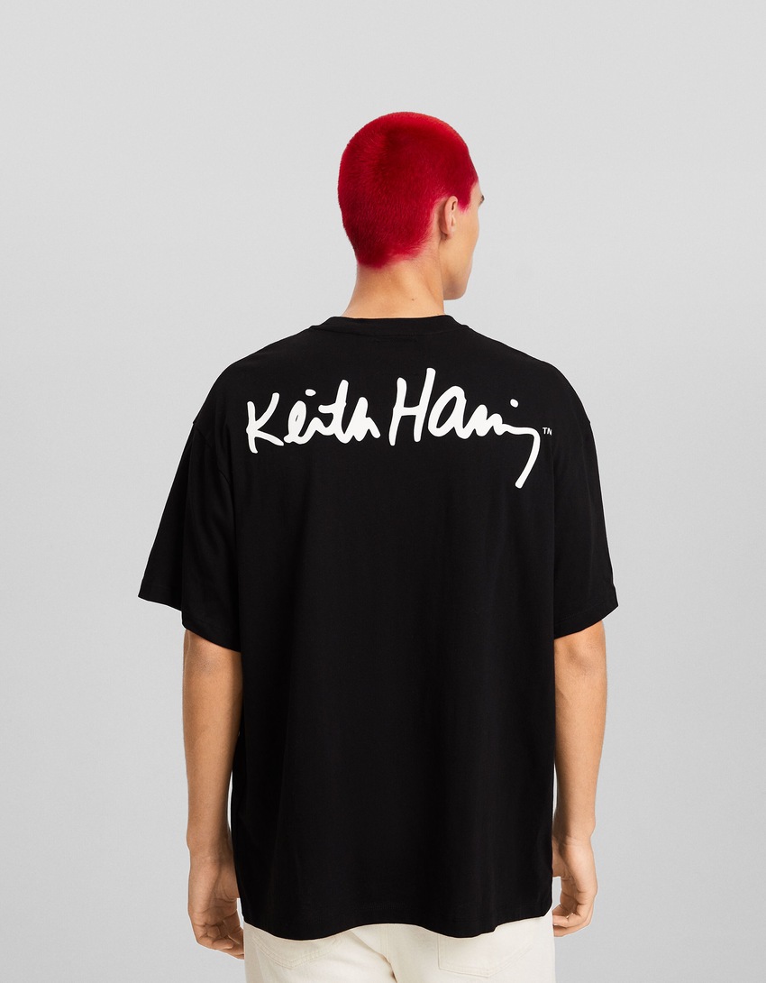 Camiseta de manga curta com estampa Keith Haring e modelagem quadrada.