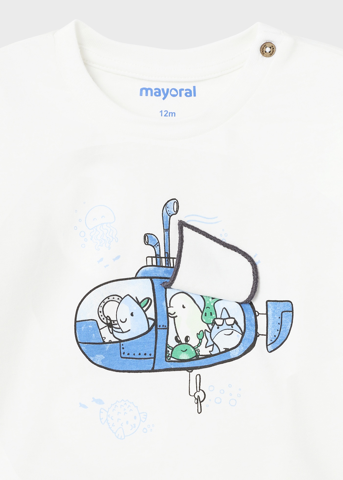 Camiseta infantil com estampa interativa feita de algodão sustentável.