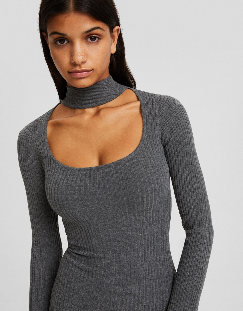 Vestido midi de tricô com gargantilha