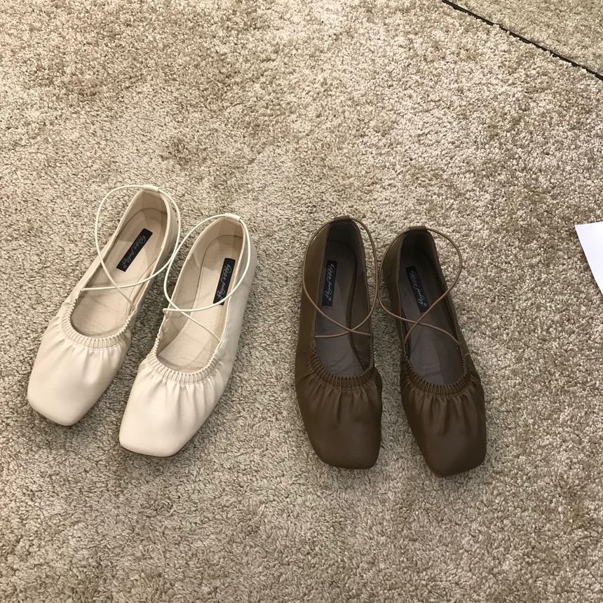 Queenie's Home - Effen gesmokte platte schoenen met kruisbandjes