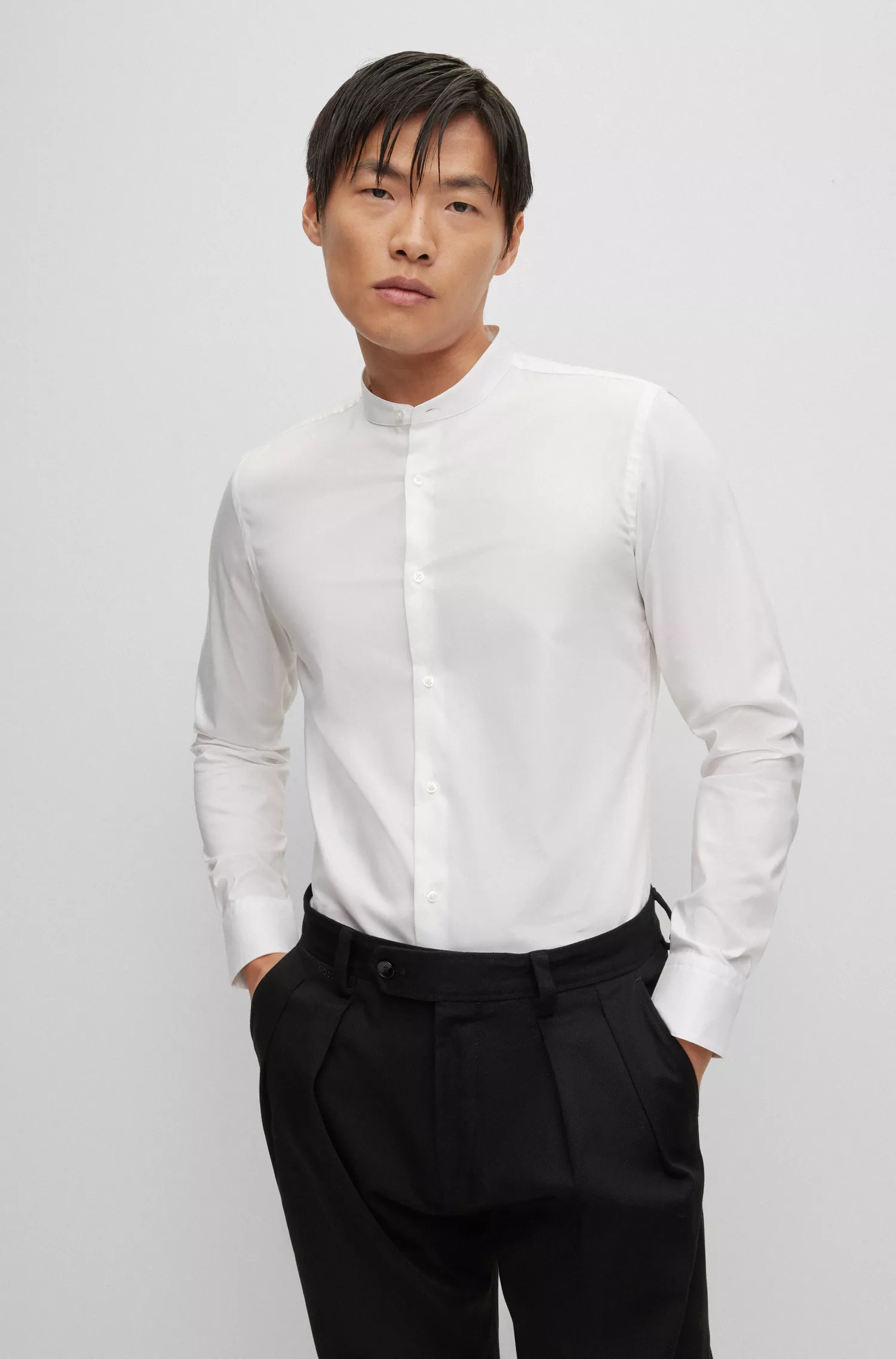 Camisa BOSS preta de corte slim em popeline de algodão fácil de passar.