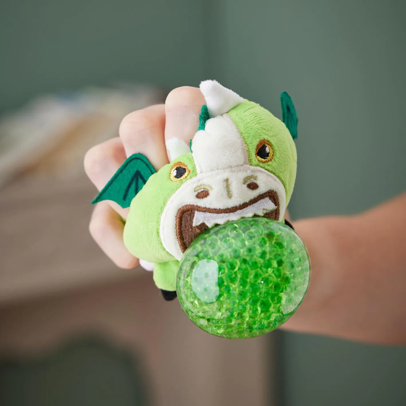 Plüschiges Quetschtier, Drache