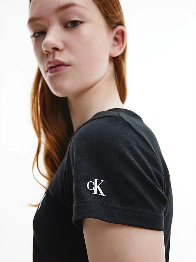 Camiseta de algodão orgânico de corte justo com logotipo.