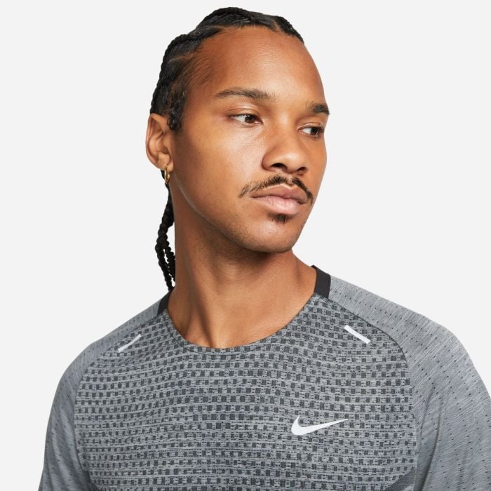 Nike Herre T-shirts Dri-FIT Advanced Techknit Ultra Short Sleeve Tee Grå