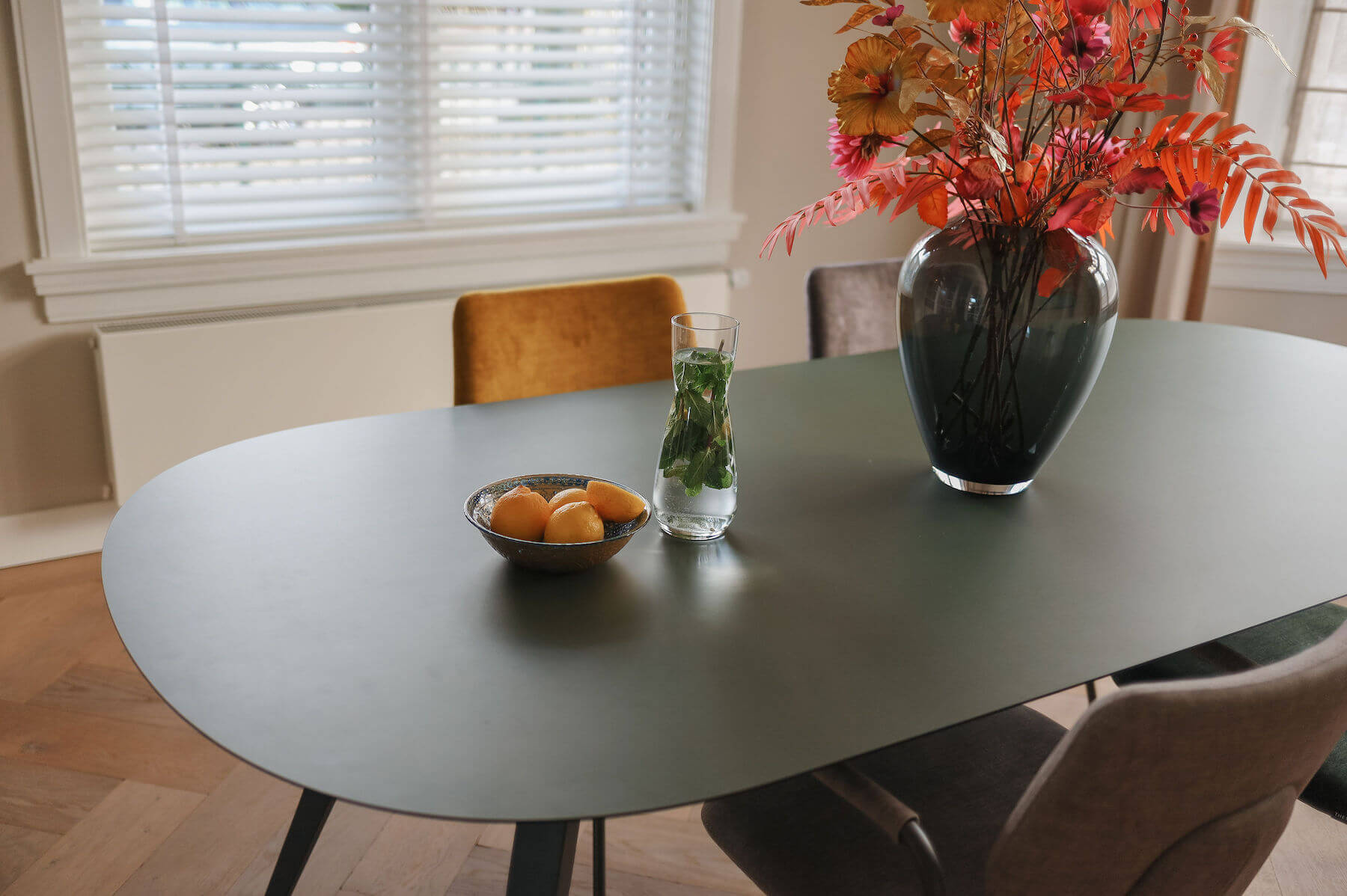 They & Me eettafel Joy – plat ovaal – HPL Zucchini 180 x 100 x 75 cm | HPL Zucchini | Verjongde Rand | Frame TM100 Antraciet