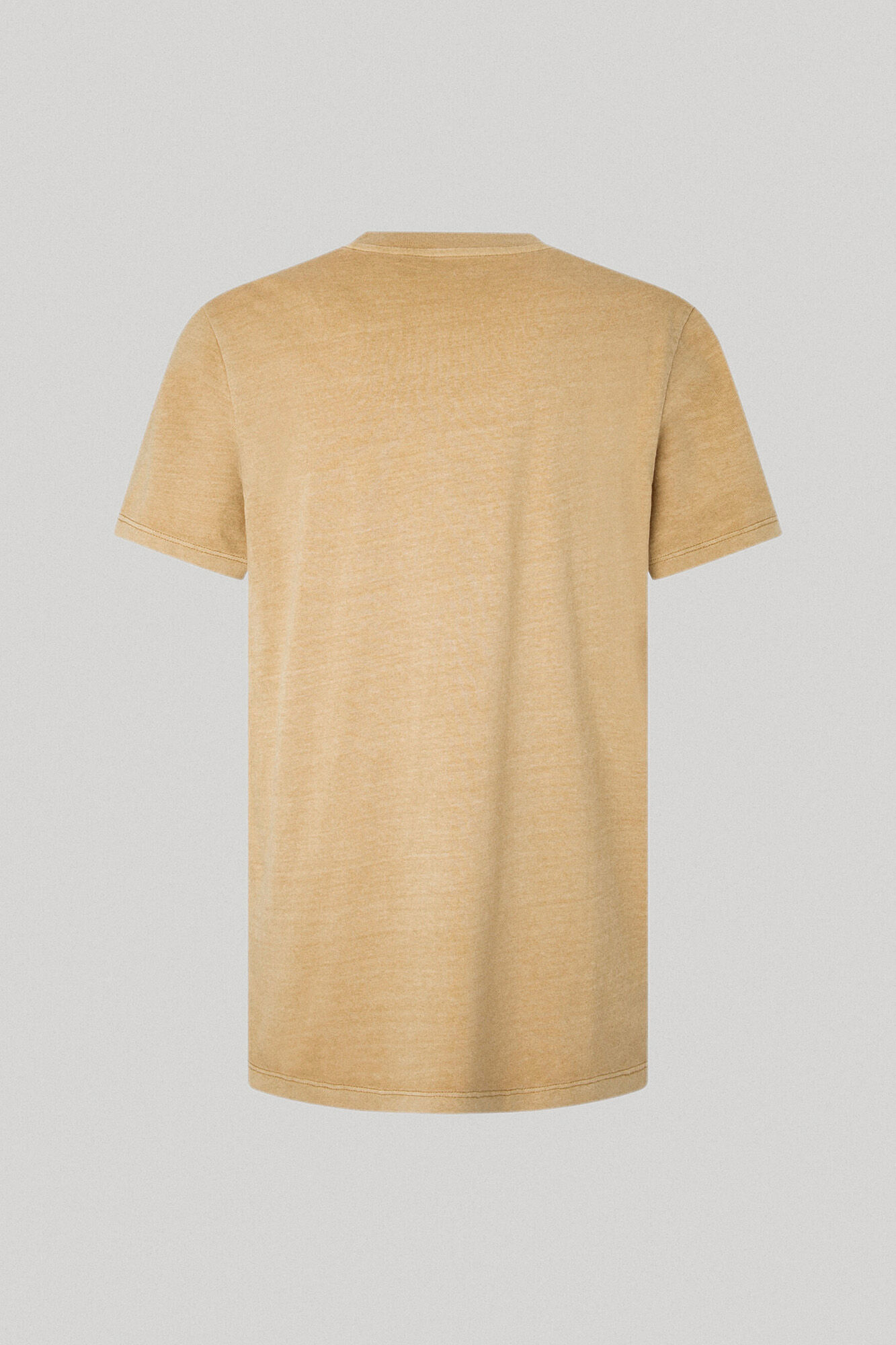 estampa de logotipo em camiseta