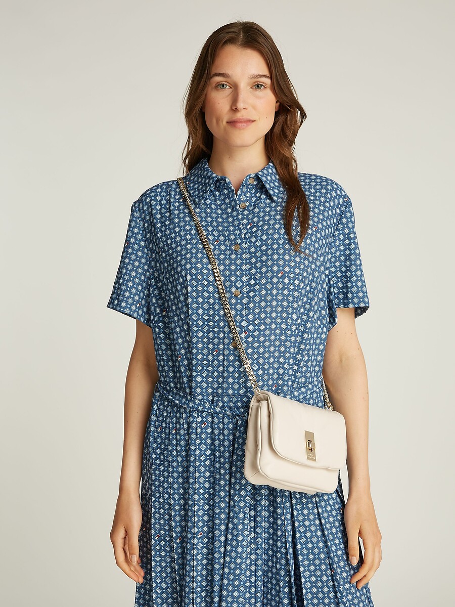 TOMMY HILFIGER<br>Bolsa de ombro com corrente em couro macio com acabamento cruzado