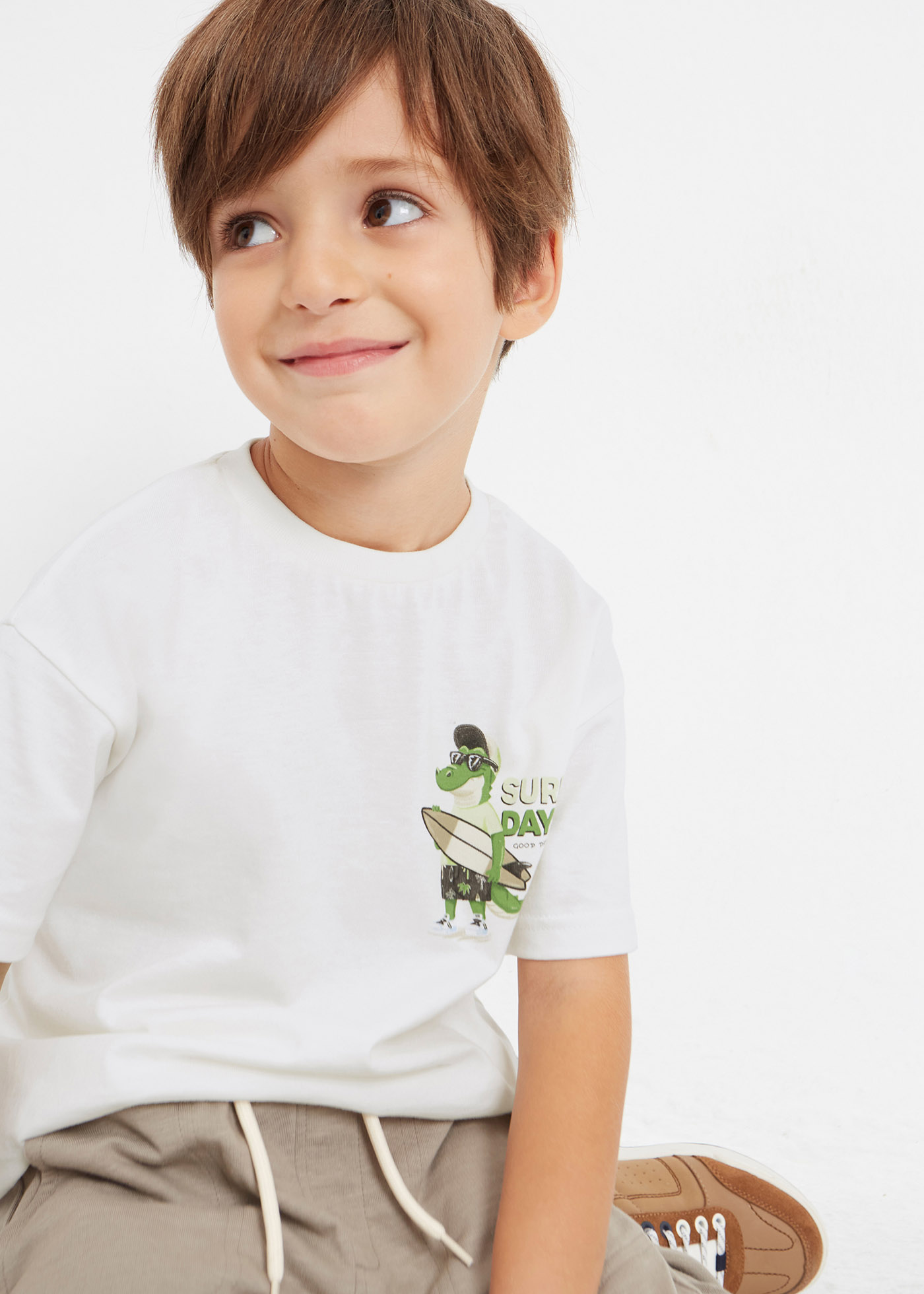 Camiseta infantil masculina em algodão sustentável com estampa.