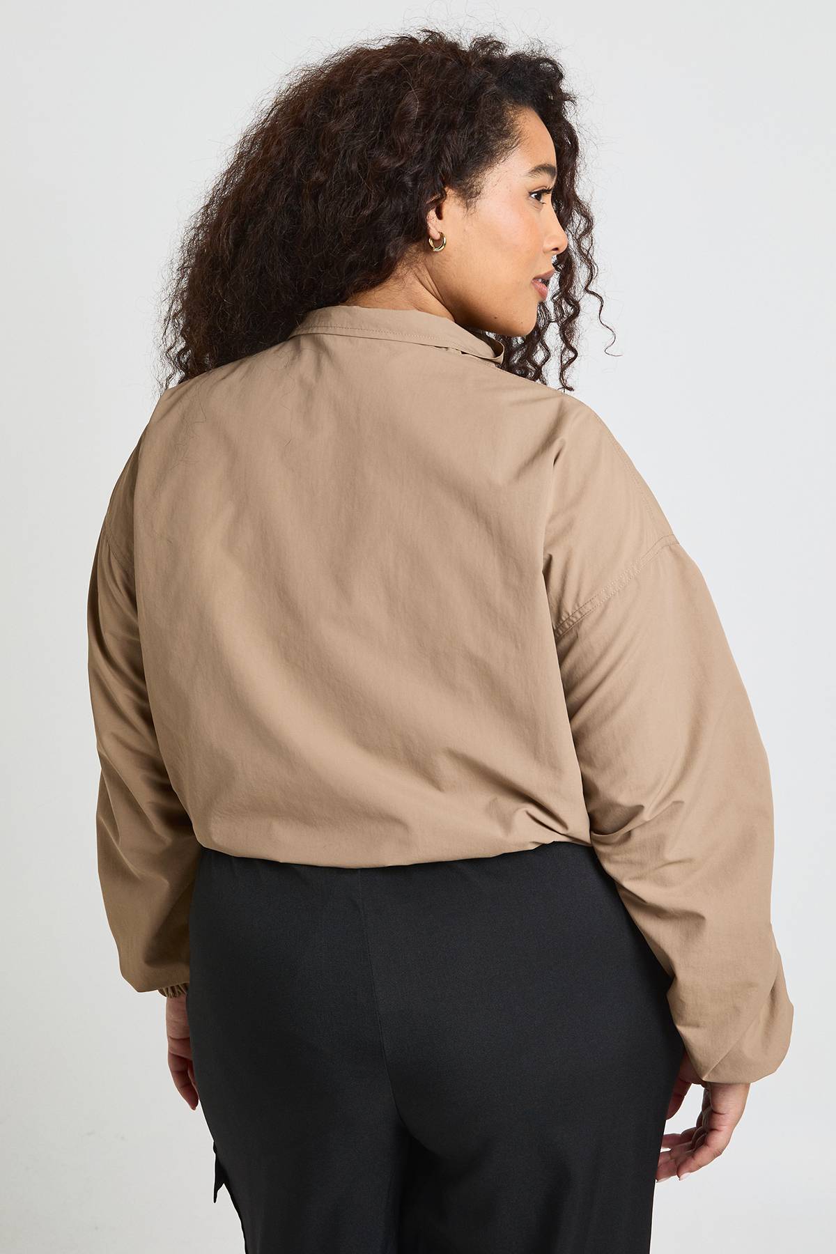 boohoo Veste Utilitaire Courte À Col Montant Grande Taille