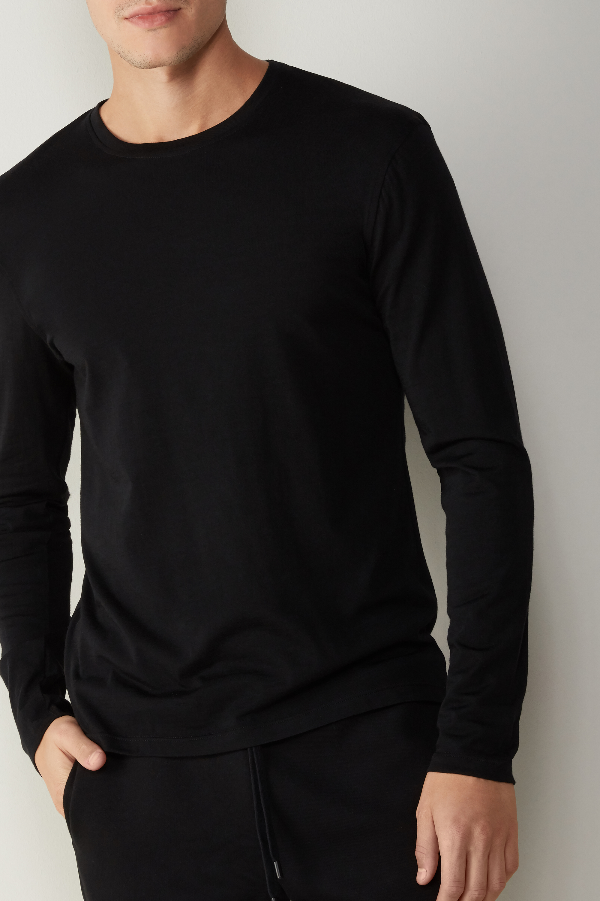 Camiseta de manga comprida em lã merino com gola redonda.