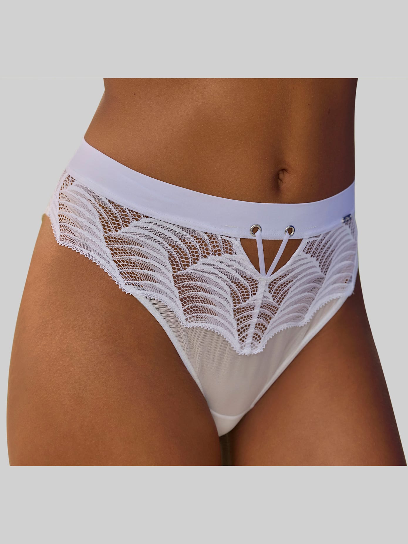String tendance avec large ceinture et effet rubans