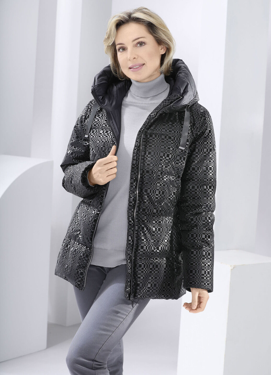 Funktionsjacke mit fester Kapuze