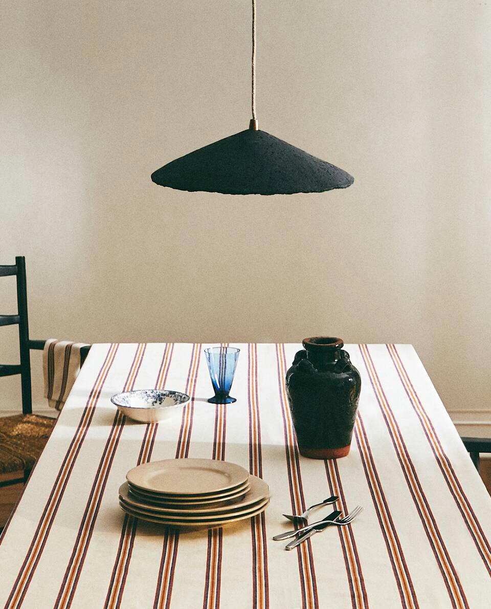 TOALHA DE MESA LISTRADA COM FIOS TINGIDOS