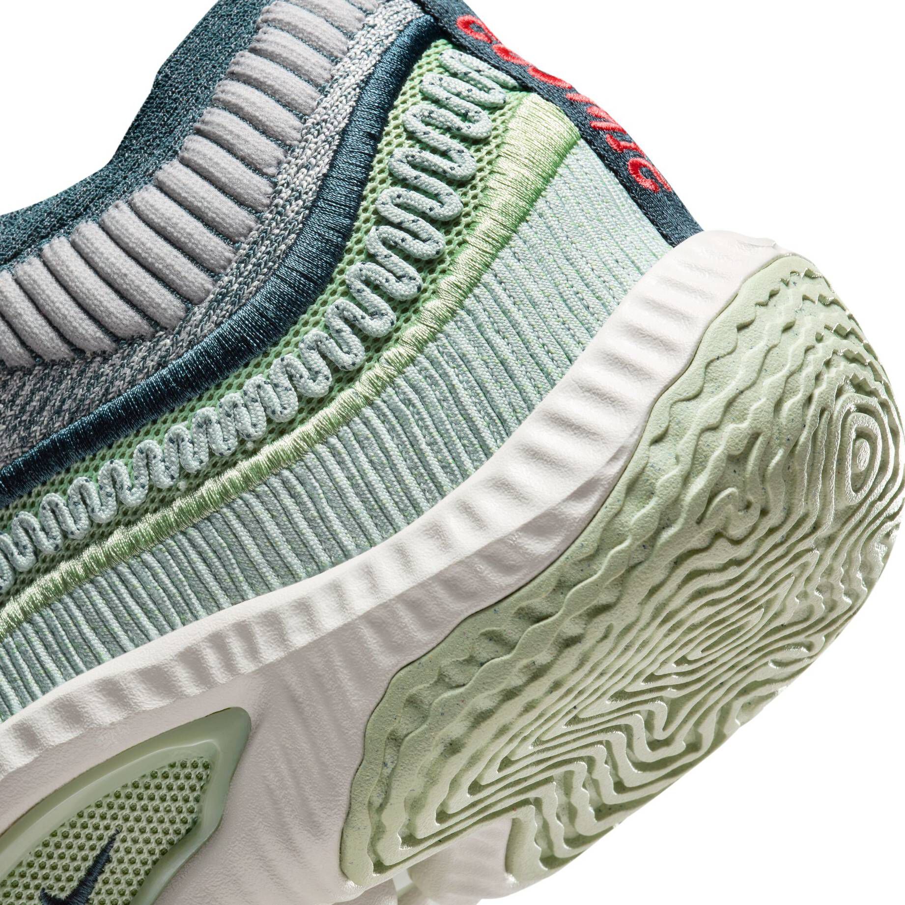 Nike| Herren Basketballschuhe COSMIC UNITY 3