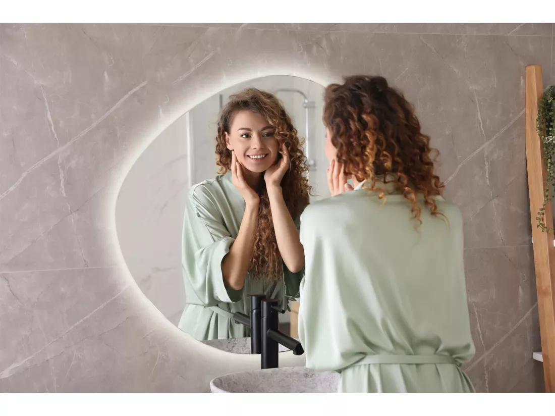 Beau grand miroir LED irrégulier pour la chambre 100 cm - lumière chaude