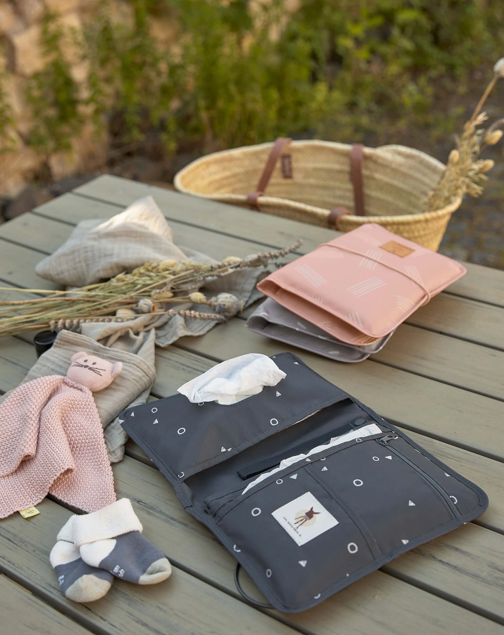 Windeltasche CHANGING PAD - SOFT STRIPES in rose