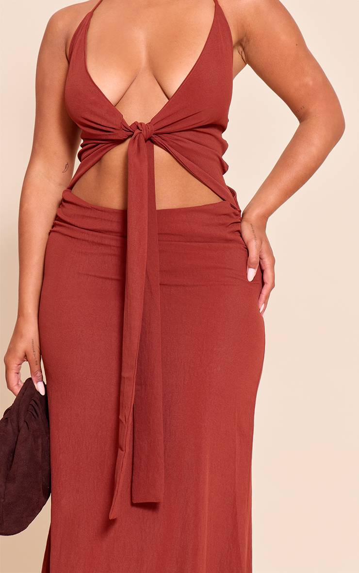 Rouge Profond Robe Longue Shape À Encolure Américaine Drapée En Satin Martelé