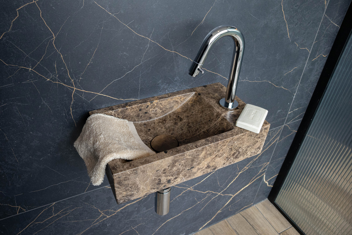 Saniclear Dark Emperador fonteinset met gebogen kraan in chroom